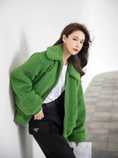 淡墨绿色外套怎么搭配好看