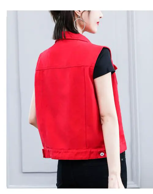 红色牛仔马甲怎么搭配衣服