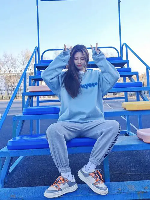 粉蓝色上衣怎么搭配什么裤子好看图片欣赏