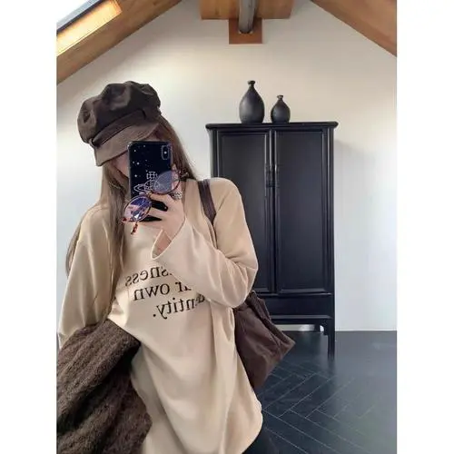 白色印花t恤怎么搭配外套好看