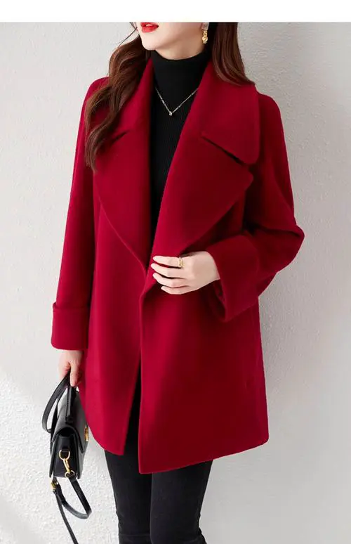 短款红羊绒大衣怎么搭配