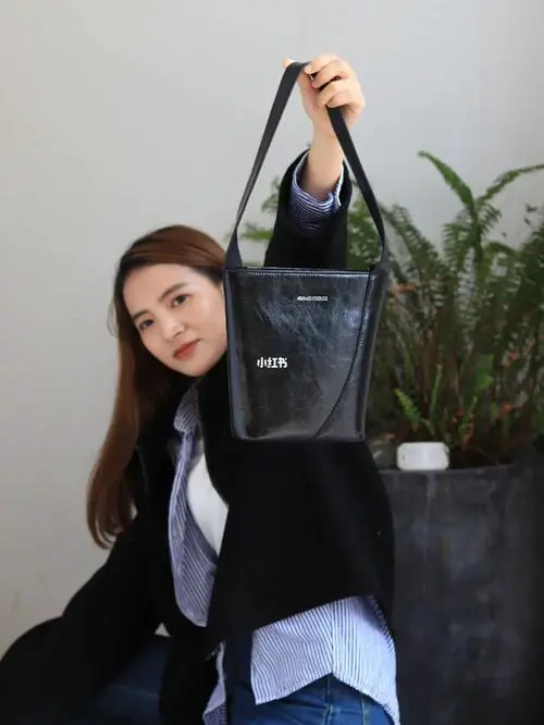 黑色迷你包怎么搭配