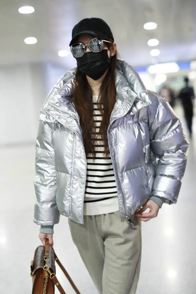 银色棒球外套怎么搭配