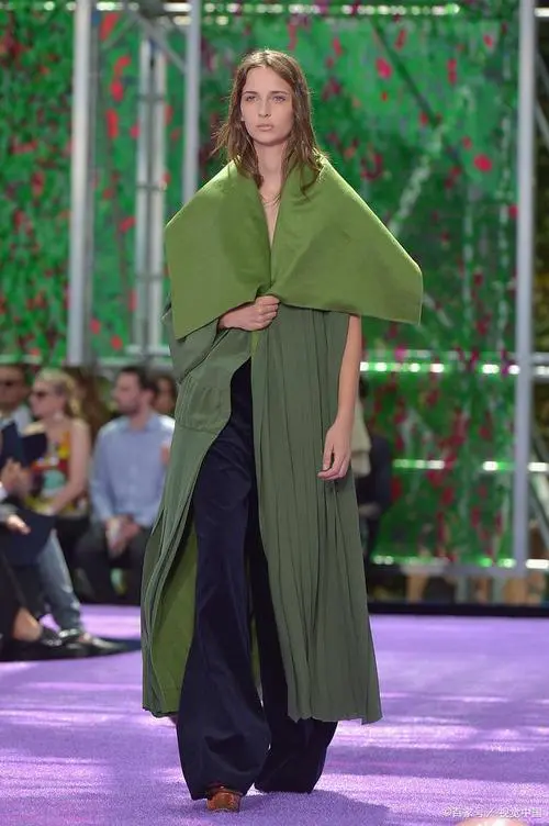 淡墨绿色外套怎么搭配好看