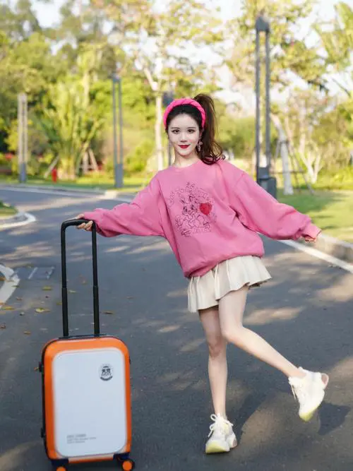 淡粉色运动鞋怎么搭配衣服图片