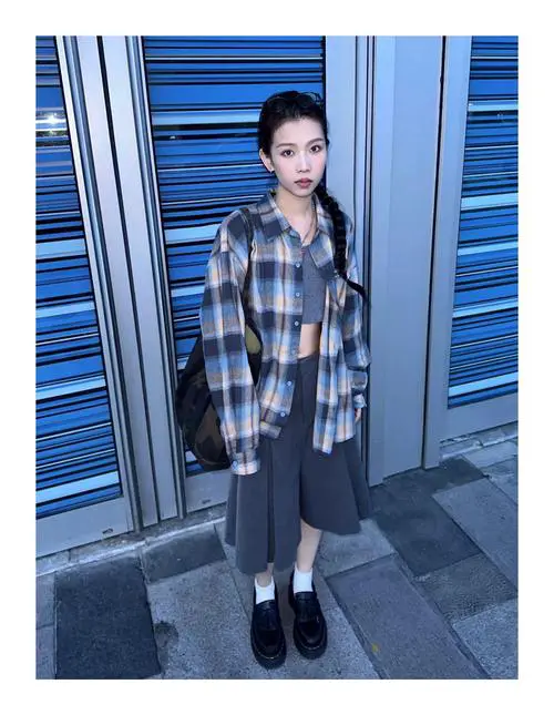 蓝色格子和蓝色衣服怎么搭配什么裤子好看