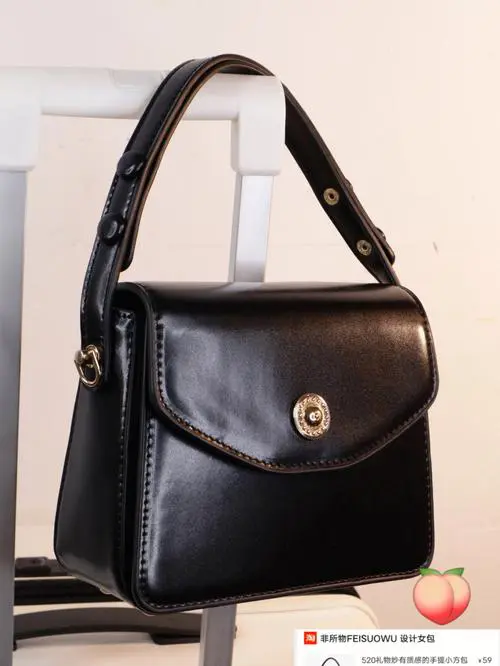 黑色迷你包怎么搭配