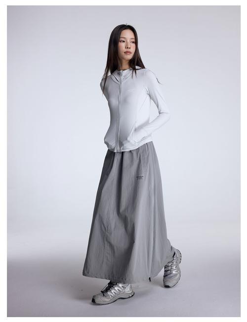 灰色运动长裙怎么搭配图片欣赏