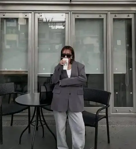 灰色衬衣配什么外套