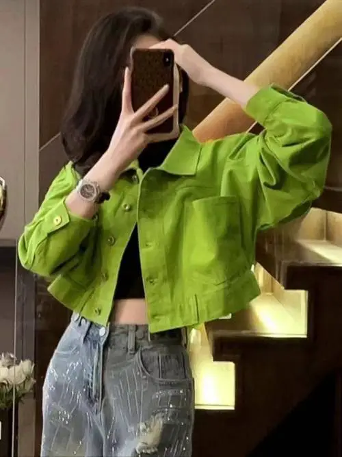 短款外套绿色怎么搭配衣服好看