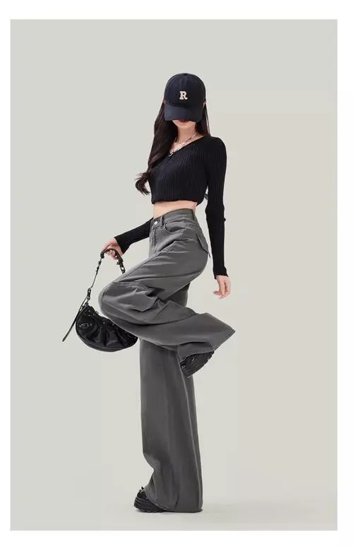 灰色衣服黑色裤子鞋子怎么搭配图片女生