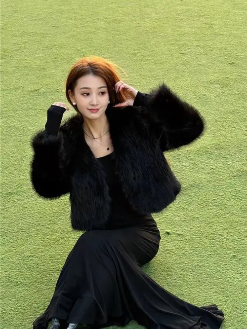 黑色的皮草怎么搭配衣服好看图片