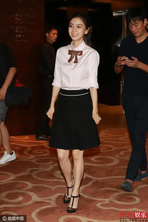 黑衬衣怎么搭配下身