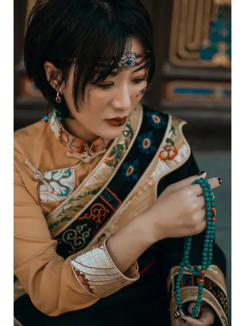 藏装服装短发怎么搭配图片