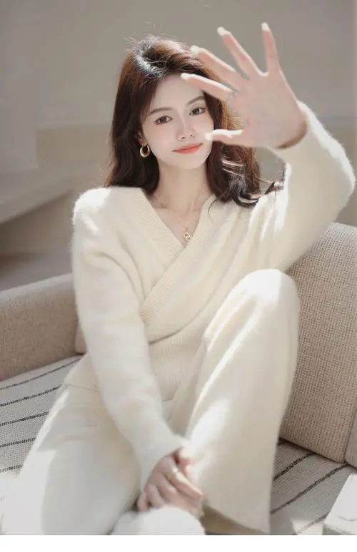 白色v领宽松毛衣怎么搭配什么外套好看吗