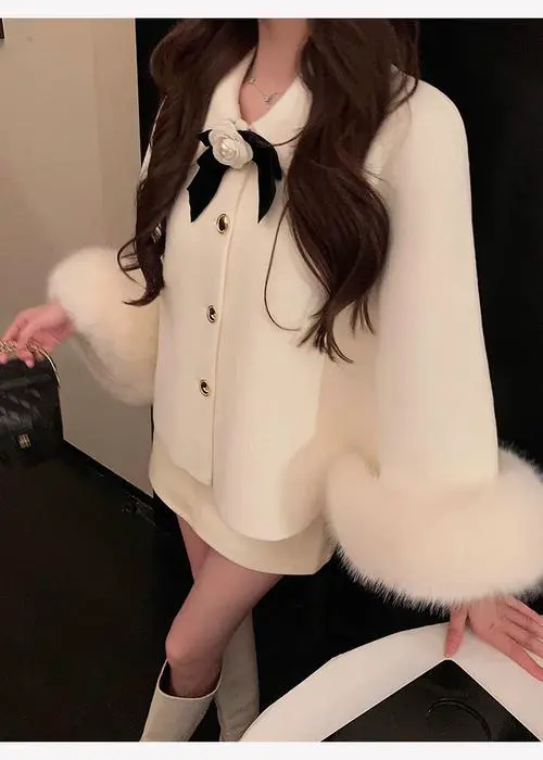 白色短款斗篷怎么搭配图片