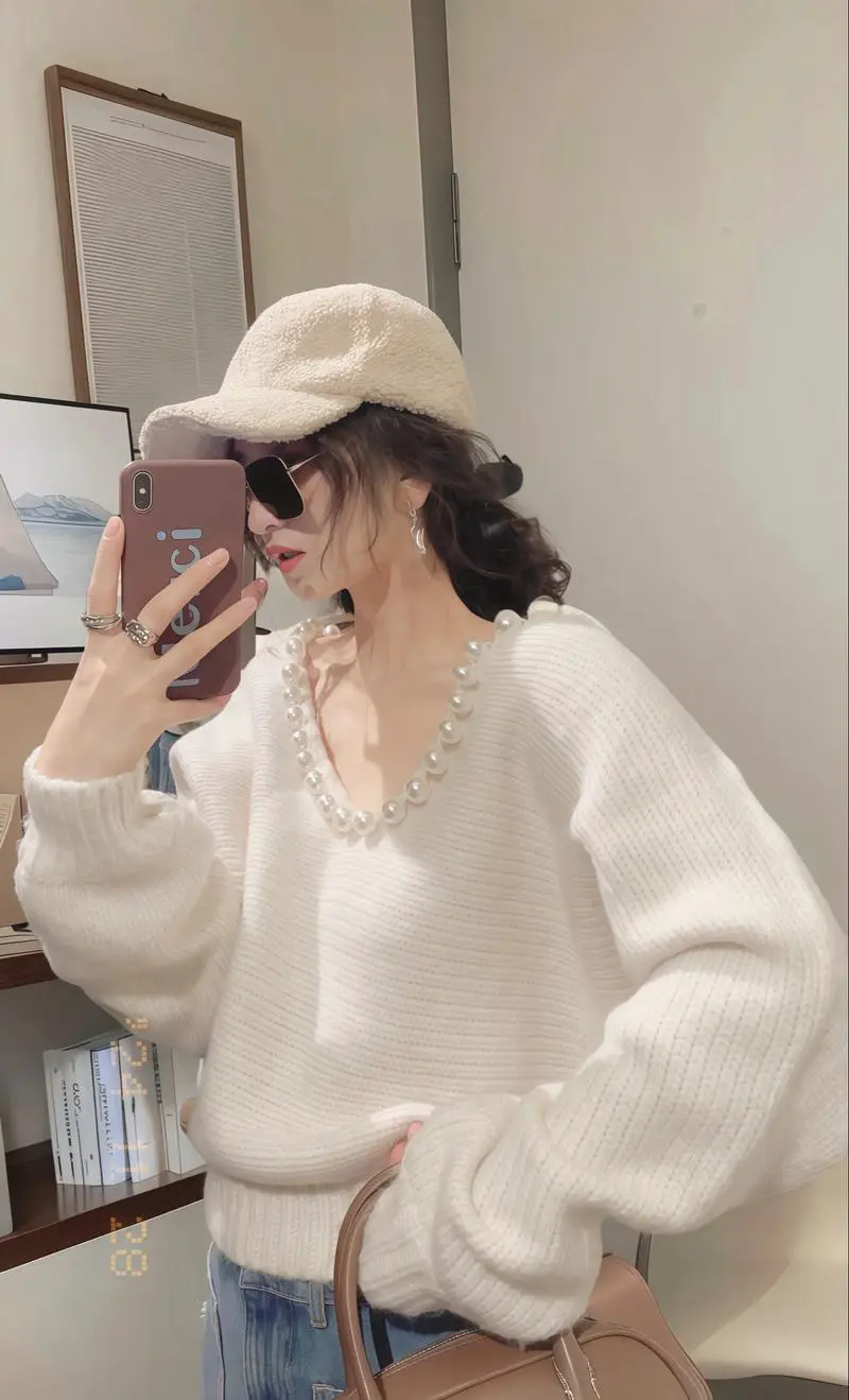 白色v领宽松毛衣怎么搭配什么外套