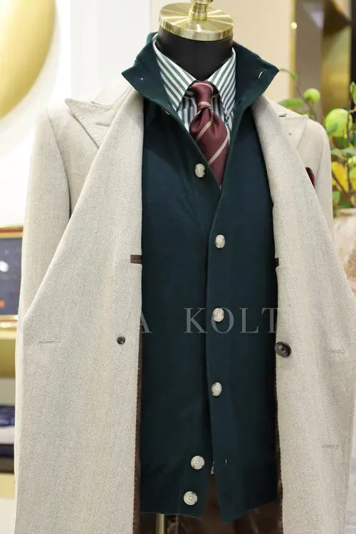 男式白外套怎么搭配什么裤子