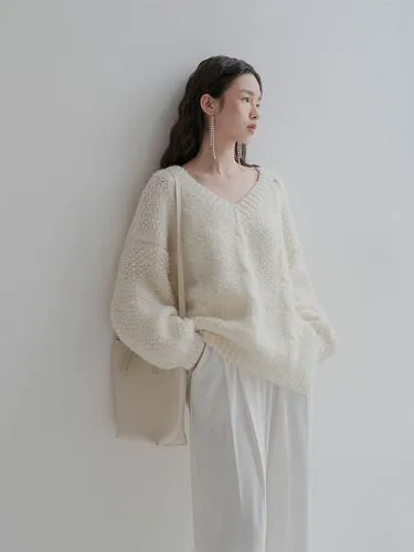 白色v领宽松毛衣怎么搭配