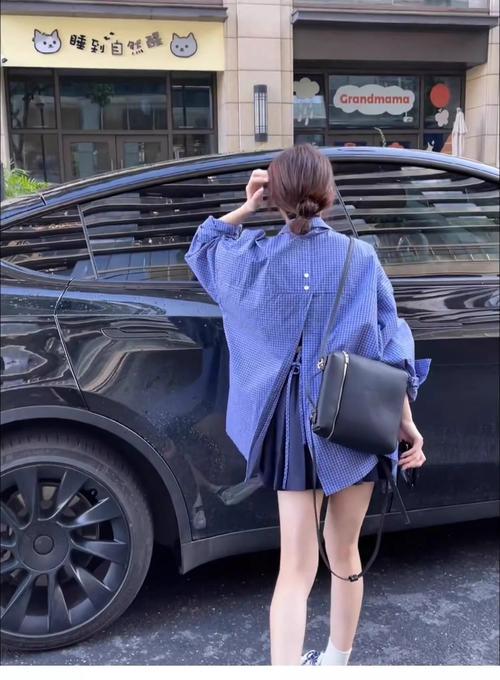 蓝色格子和蓝色衣服怎么搭配什么裤子好看