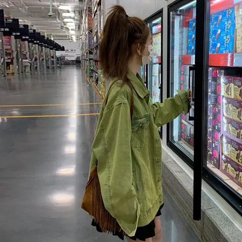 短款外套绿色怎么搭配衣服好看