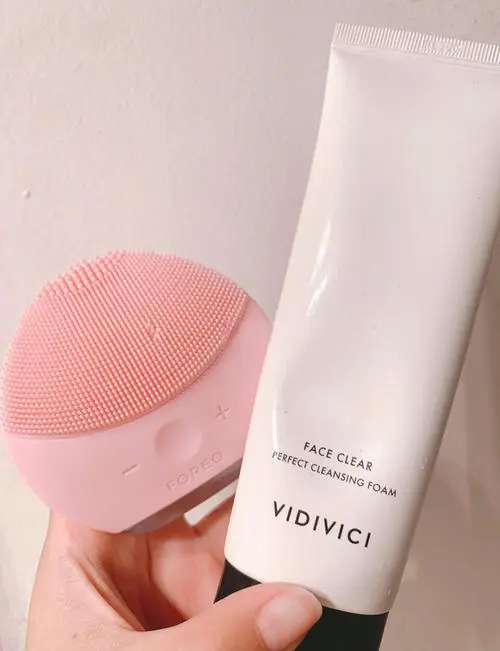 露娜配洗面奶怎么用