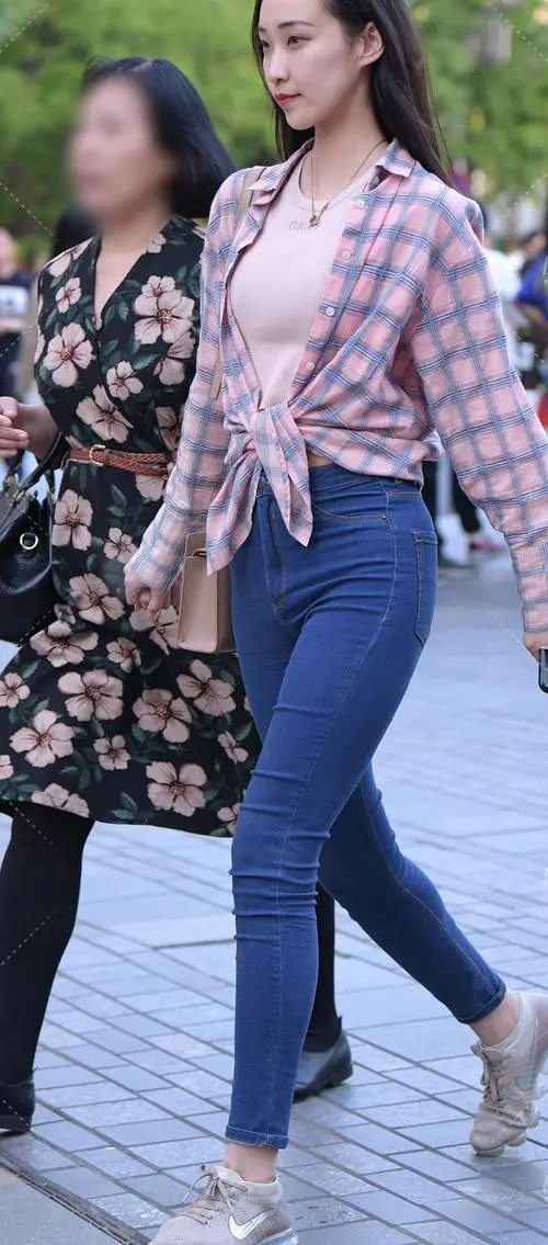 蓝色格子和蓝色衣服怎么搭配什么裤子好看吗