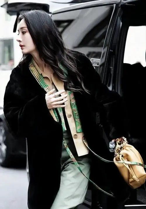 黑色的皮草怎么搭配衣服图片欣赏