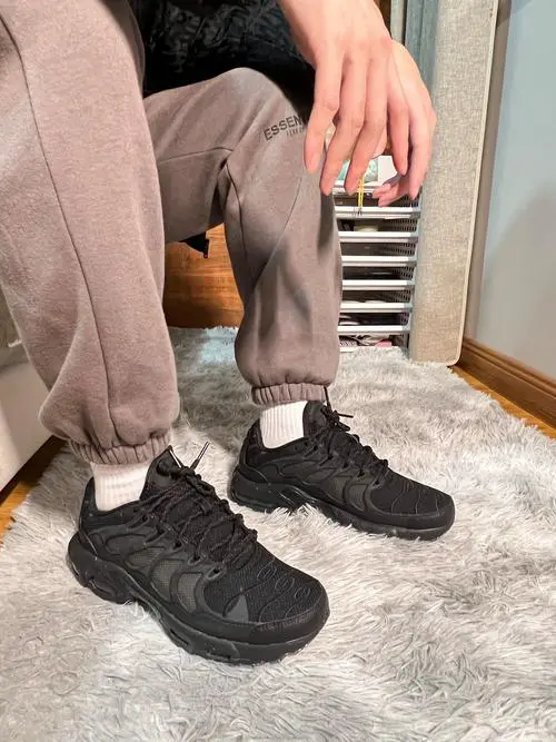nike小黑鞋怎么搭配衣服