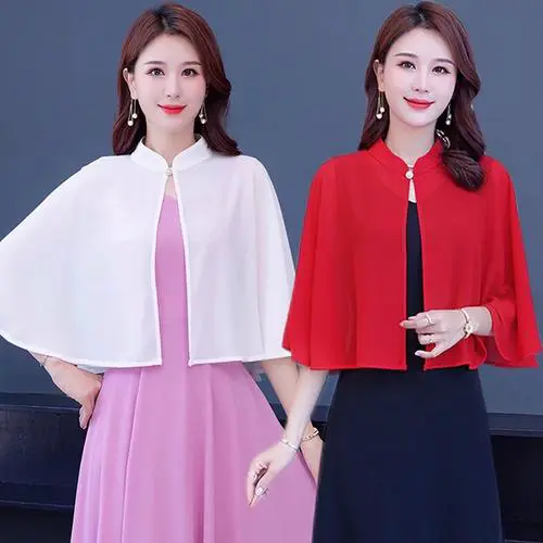 白色短款斗篷怎么搭配图片