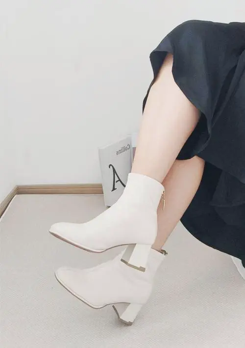 冬天白色靴子怎么搭配衣服