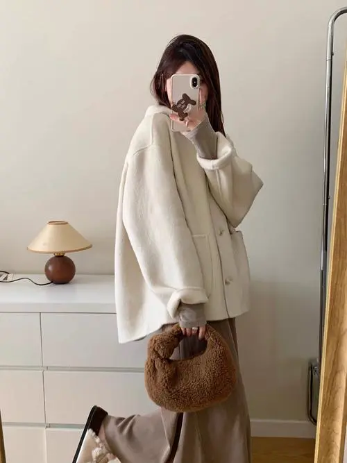 冬季斗篷衣服怎么搭配