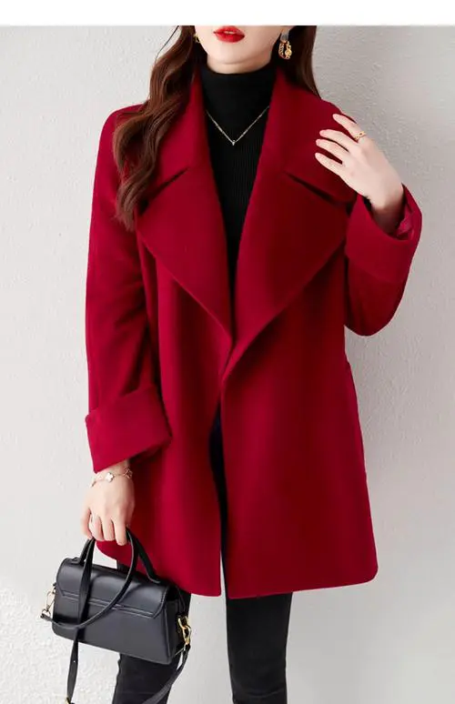 短款红羊绒大衣怎么搭配什么围巾
