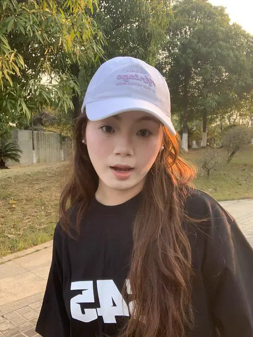 白帽子要怎么搭配衣服好看图片