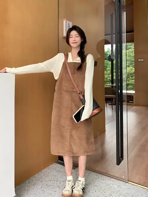 过膝背带裙怎么搭配