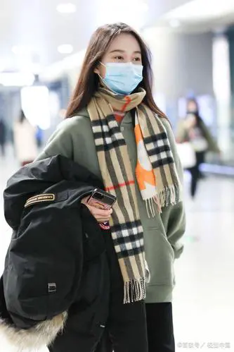 穿卫衣头发怎么搭配围巾