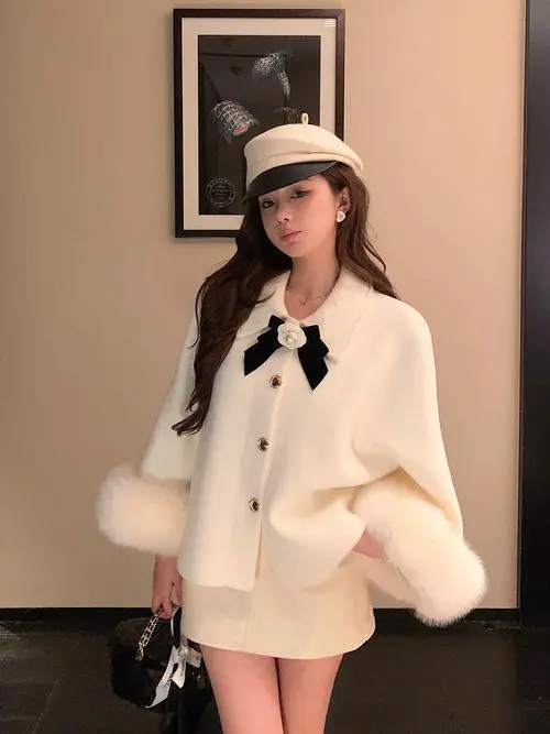 白色短款斗篷怎么搭配什么裤子好看吗