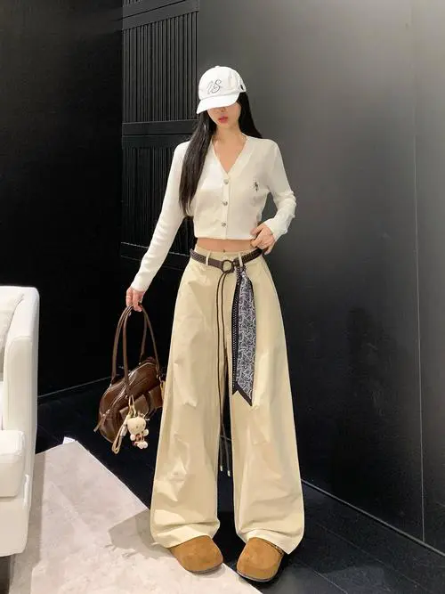 白色运动长裤怎么搭配