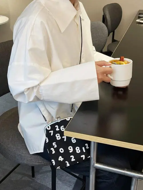 红色牛仔马甲怎么搭配衣服好看