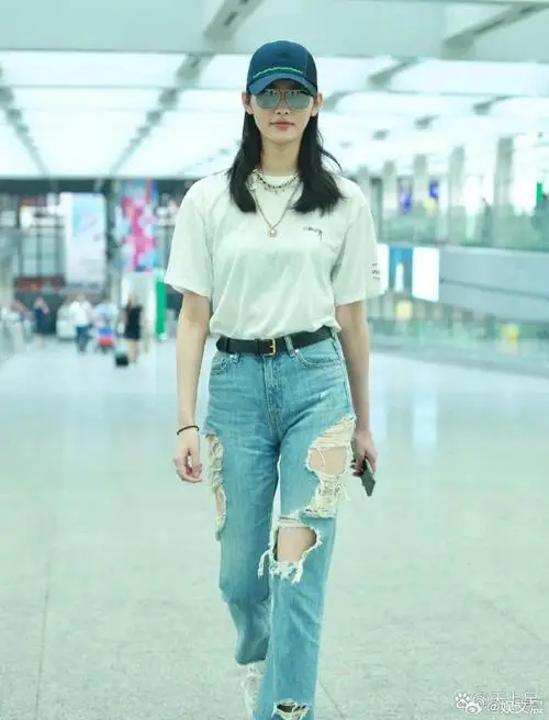 明星白t牛仔裤怎么搭配衣服