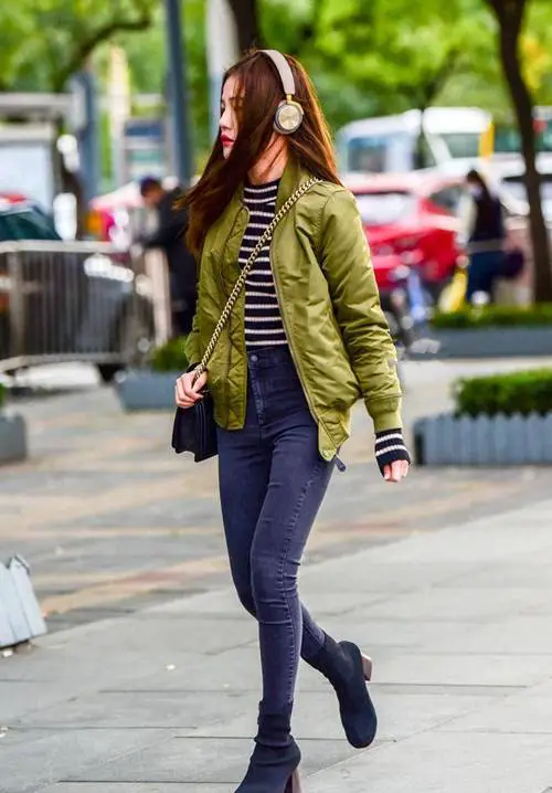 过臀短袖怎么搭配裤子