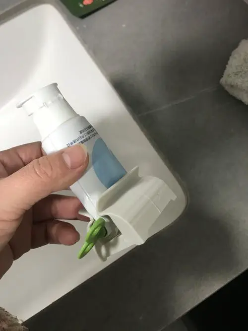 洗面奶挤压的瓶口坏了怎么办