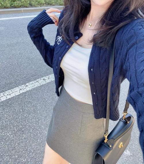 短版女装开衫毛衣外套怎么搭配图片