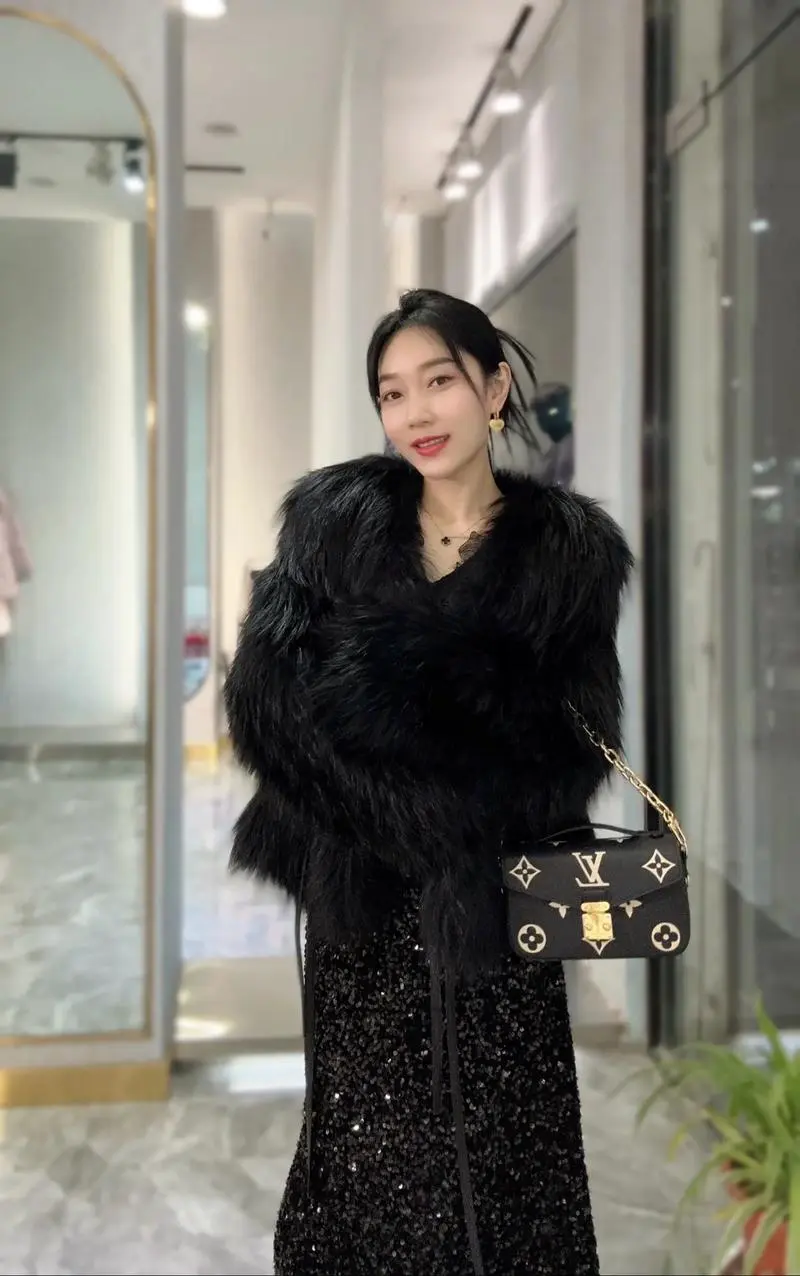 黑色的皮草怎么搭配衣服图片欣赏