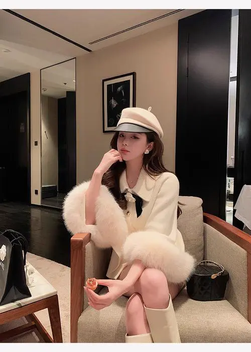 白色短款斗篷怎么搭配什么裤子