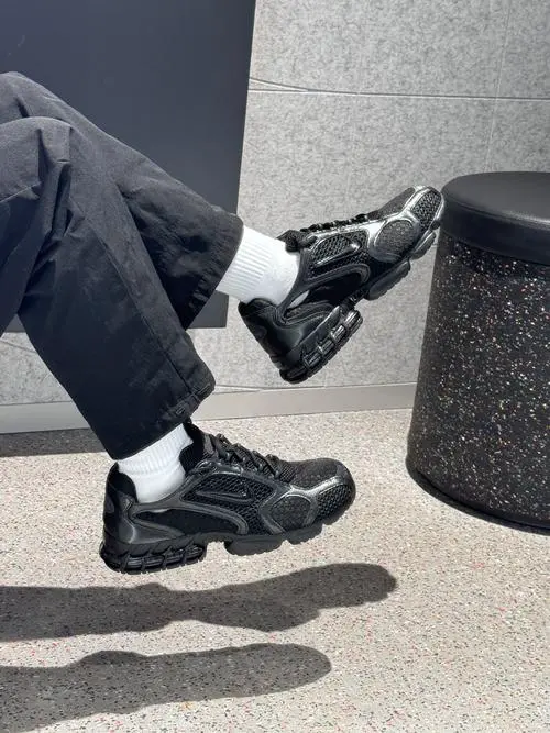 nike小黑鞋怎么搭配衣服