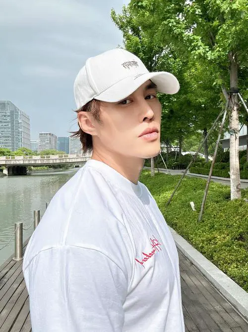 白帽子要怎么搭配衣服好看图片