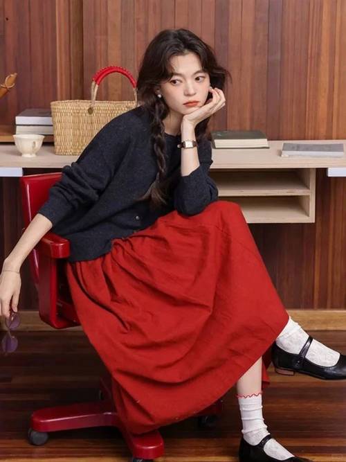 红色宽松长裙怎么搭配