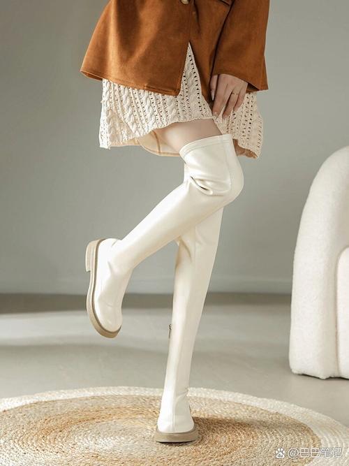 冬天白色靴子怎么搭配衣服