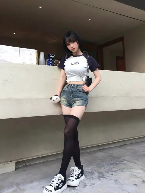 学生长腿袜怎么搭配衣服